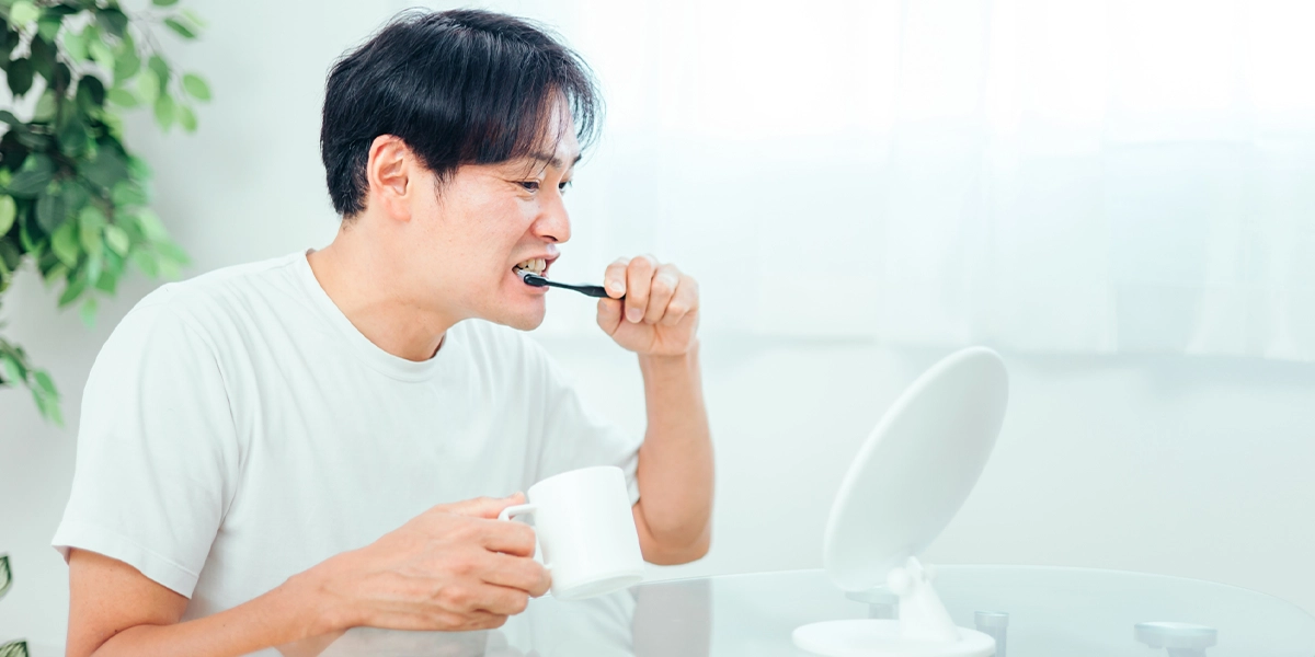 タバコのヤニが歯にこびりつき、歯磨きでは白くならない原因