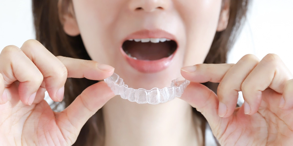 透明なマウスピースで歯並びを整える矯正治療